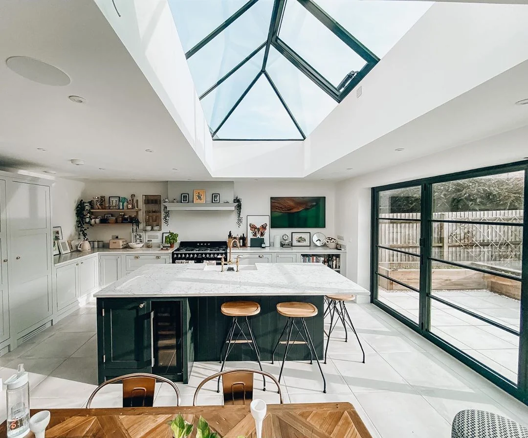 Roof glazing bringing daylight over a marble kitchen island